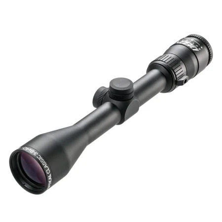Crna Delta Optical Klassic 3-9x40 puškarska optika, prikazana koso sa strane, sa okularom, prstenom za uveličanje, zaštićenim tornjićima i objektivom od 40 mm, uz plavi Delta Optical logo