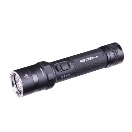 Crna Nextorch P84 taktička baterijska lampa od aluminijuma sa reckastom glavom i razbijačem stakla, bočnim prekidačem i LED indikatorom baterije