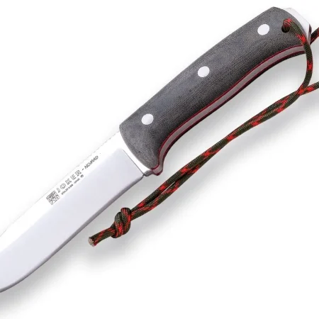 Joker Nomad bushcraft nož sa zelenom canvas micarta drškom, crvenim podmetačima i zeleno-crvenim paracord kanapom, uvučen u crnu Kydex futrolu sa crnim kaišem za opasač