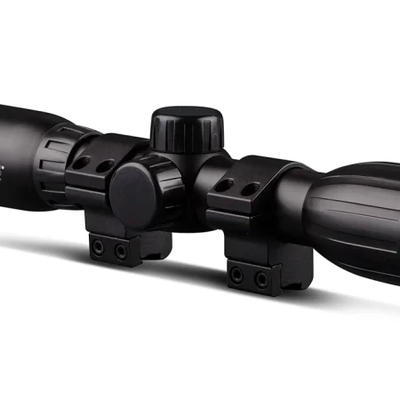Konus KonusFire 4x32 puškarska optika mat crne boje sa kupolama za podešavanje i dva montažna prstena za šinu 11 mm, prikazana iskosa na beloj pozadini