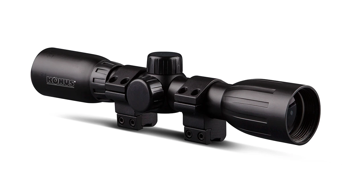 Konus KonusFire 4x32 puškarska optika mat crne boje sa kupolama za podešavanje i dva montažna prstena za šinu 11 mm, prikazana iskosa na beloj pozadini
