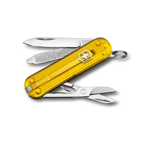 Victorinox Classic SD Tuscan Sun mini švajcarski nož sa providnim žutim koricama i Victorinox grbom, sa otvorenim sečivom, turpijom za nokte i makazicama i prstenom za ključeve