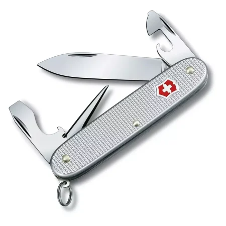 Victorinox Pioneer Alox džepni nož sa sivim rebrastim aluminijumskim koricama i crvenim Victorinox grbom, sa otvorenim sečivom, šilom, otvaračem za konzerve i otvaračem za flaše