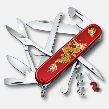 Victorinox Huntsman Year of the Dragon 2024 švajcarski nož sa crvenim koricama i zlatnim zmajem, sa otvorenim sečivima, makazama, testerom za drvo i vadičepom