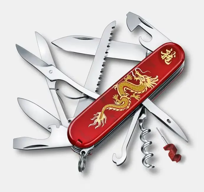 Victorinox Huntsman Year of the Dragon 2024 švajcarski nož sa crvenim koricama i zlatnim zmajem, sa otvorenim sečivima, makazama, testerom za drvo i vadičepom