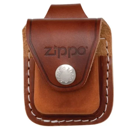 Braon kožna Zippo futrola za upaljač sa utisnutim Zippo logom na preklopu, belim ručnim šavom i metalnom kopčom za zatvaranje
