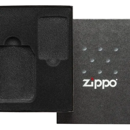 Otvorena crna Zippo poklon kutija sa crnim uloškom i udubljenjima za upaljač, limenku benzina i kremen, pored poklopca sa belim Zippo logom i reljefnim tačkastim dezenom